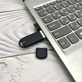 USB накопитель (флешка) Shape с покрытием софт тач, 16 Гб Черная