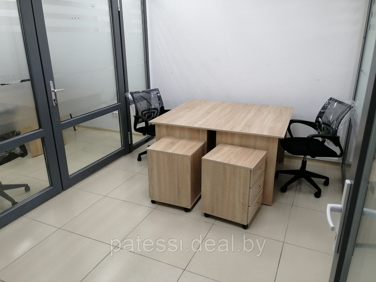 Комплект мебели для сотрудников. 2 стола+2 кресла