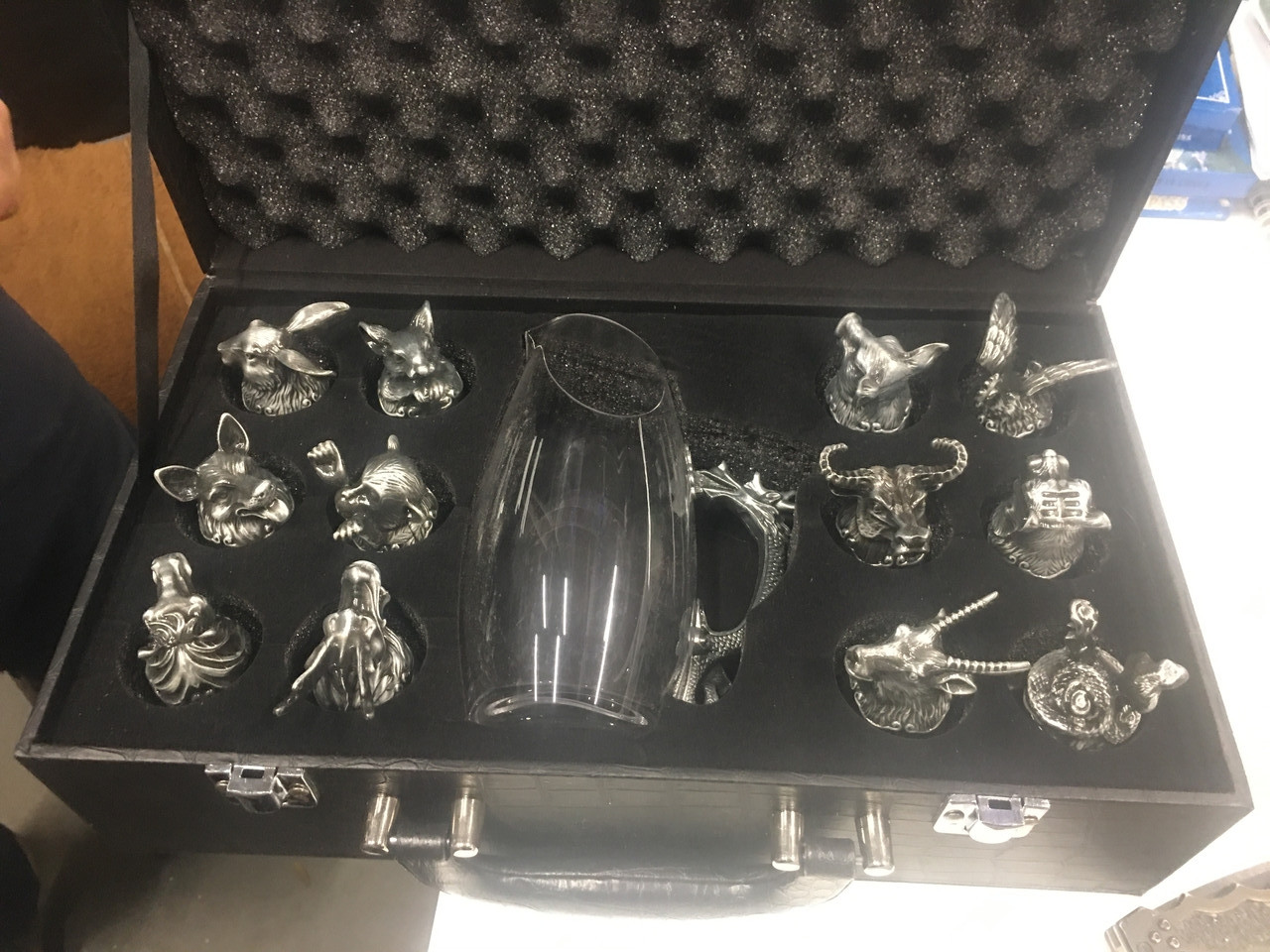 Подарочный набор "Символы года" (стопки перевертыши 12 шт. с кувшином в чемодане) - фото 5 - id-p191974196