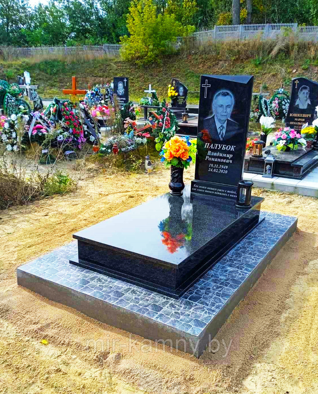 ГРАНИТНЫЙ ОДИНОЧНЫЙ ПАМЯТНИК ДЛЯ МУЖЧИНЫ