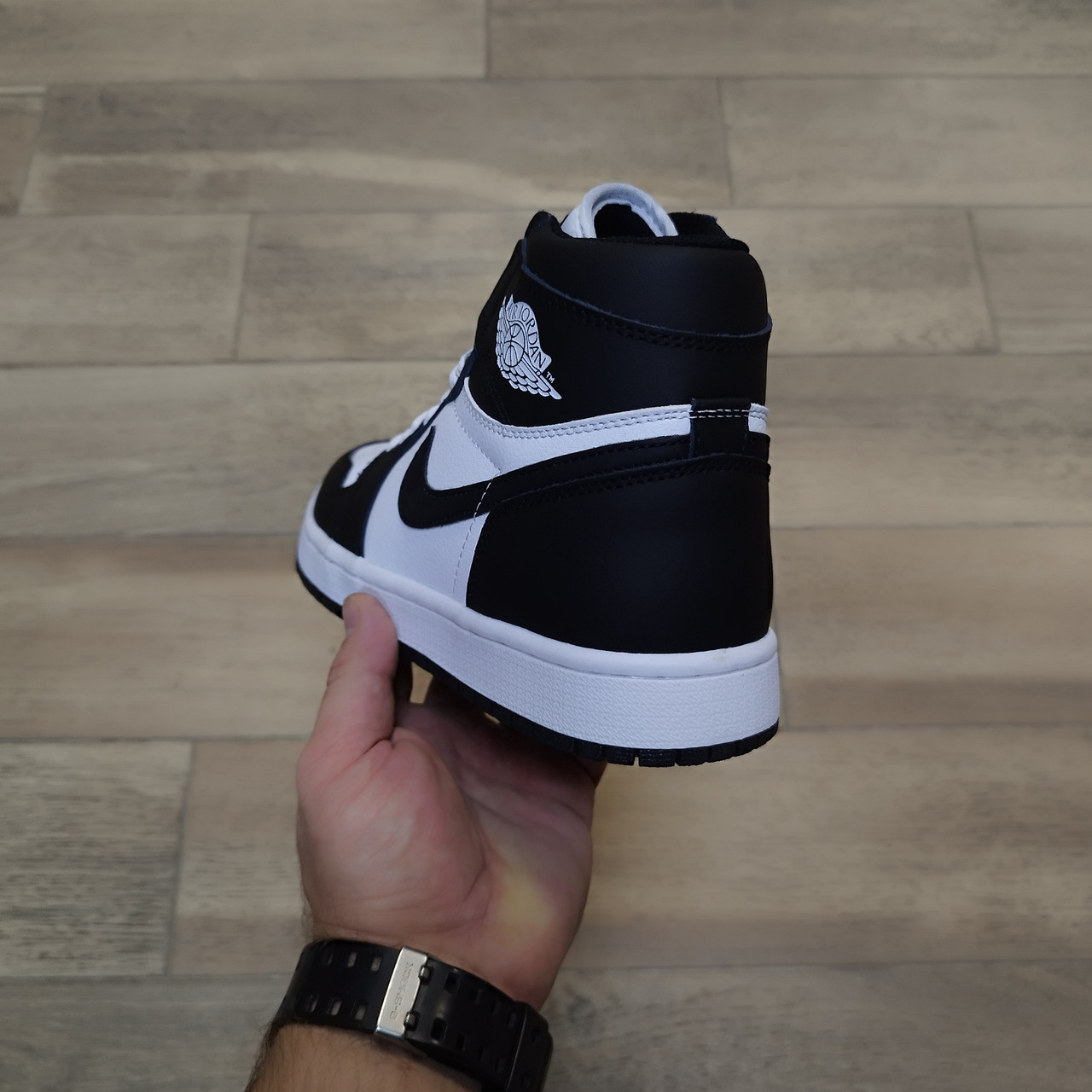 Кроссовки Air Jordan 1 High Black White с мехом - фото 4 - id-p138616802