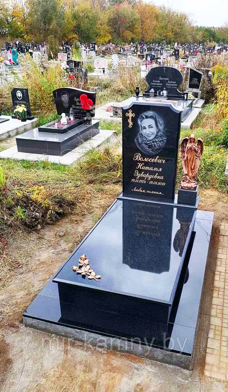 ОДИНОЧНЫЙ ПАМЯТНИК ДЛЯ ЖЕНЩИНЫ НА ГРАНИТНОМ ОСНОВАНИИ