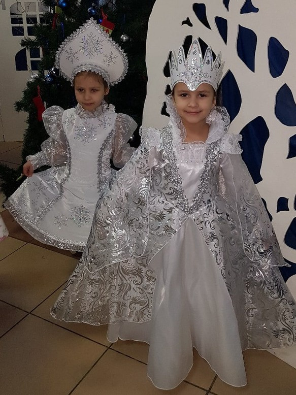 Детский карнавальный костюм Снежная королева Пуговка 2026 к-18 - фото 7 - id-p153941608