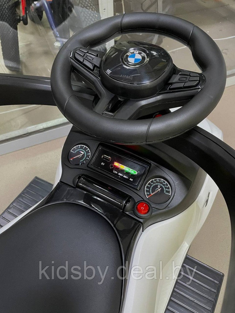 Детская машинка-каталка RiverToys BMW M5 A999MP-H (белый) Лицензия с качалкой - фото 4 - id-p176694785