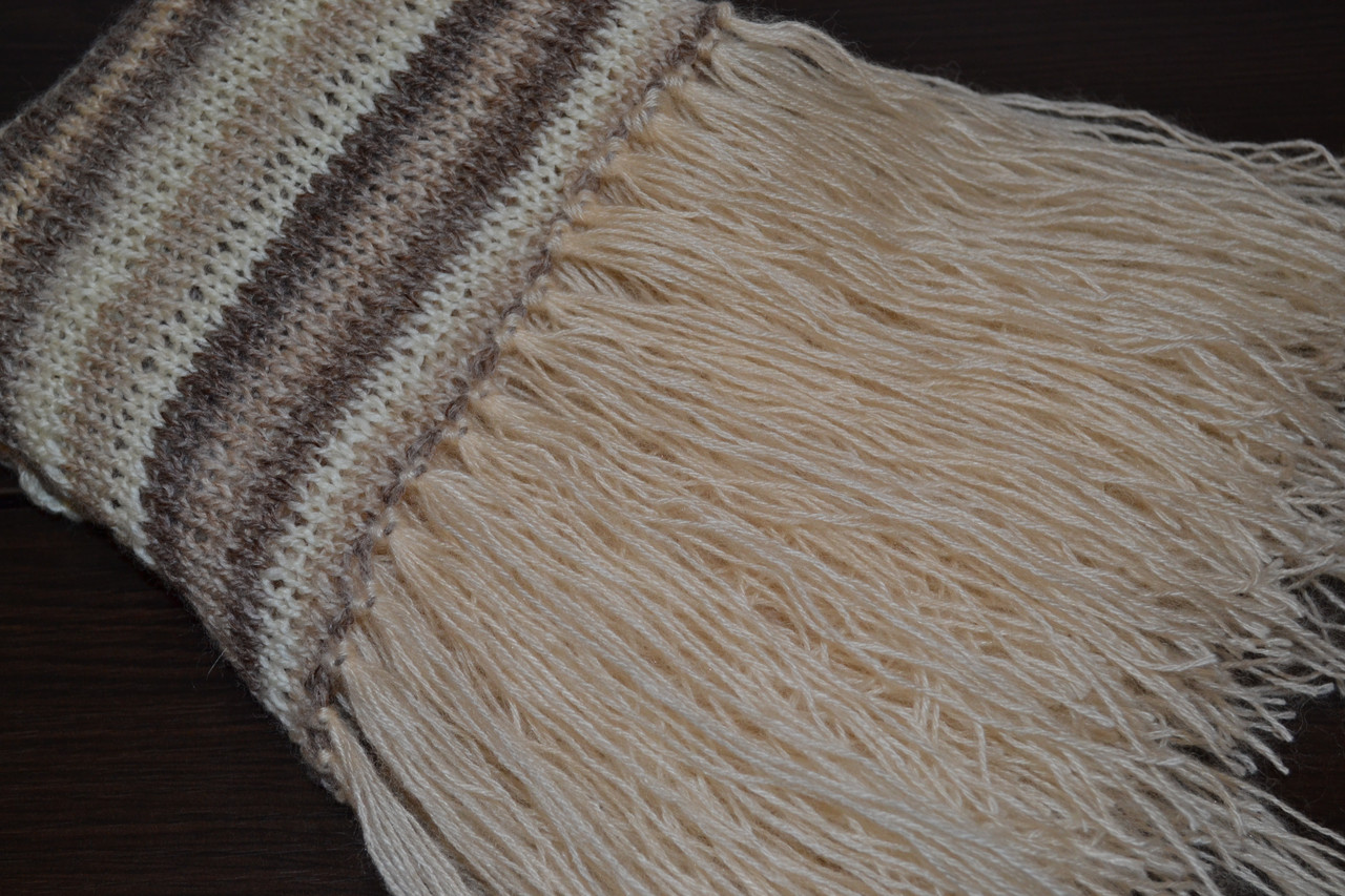 Купить шаль спицами бежевая шерстяная с кистями в подарок - фото 6 - id-p193301533