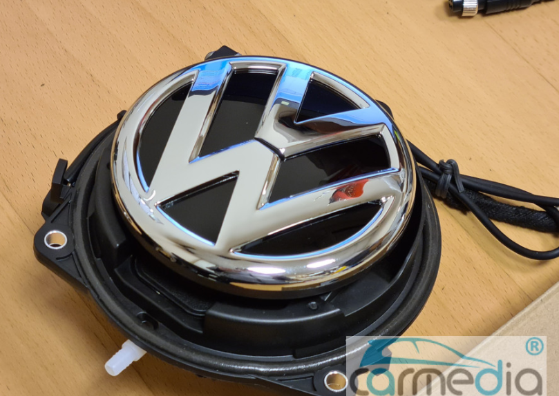 Камера заднего вида Volkswagen Golf 7 моторизированная вместо заводской эмблемы - фото 9 - id-p193469938