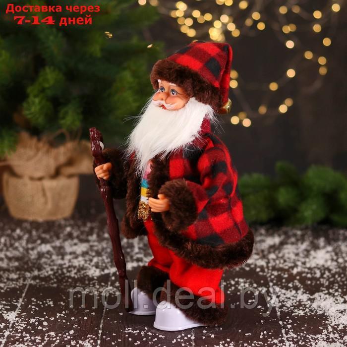 Дед Мороз "В полосатом свитере и с посохом" 27 см, двигается, красно-коричневый - фото 4 - id-p193447839