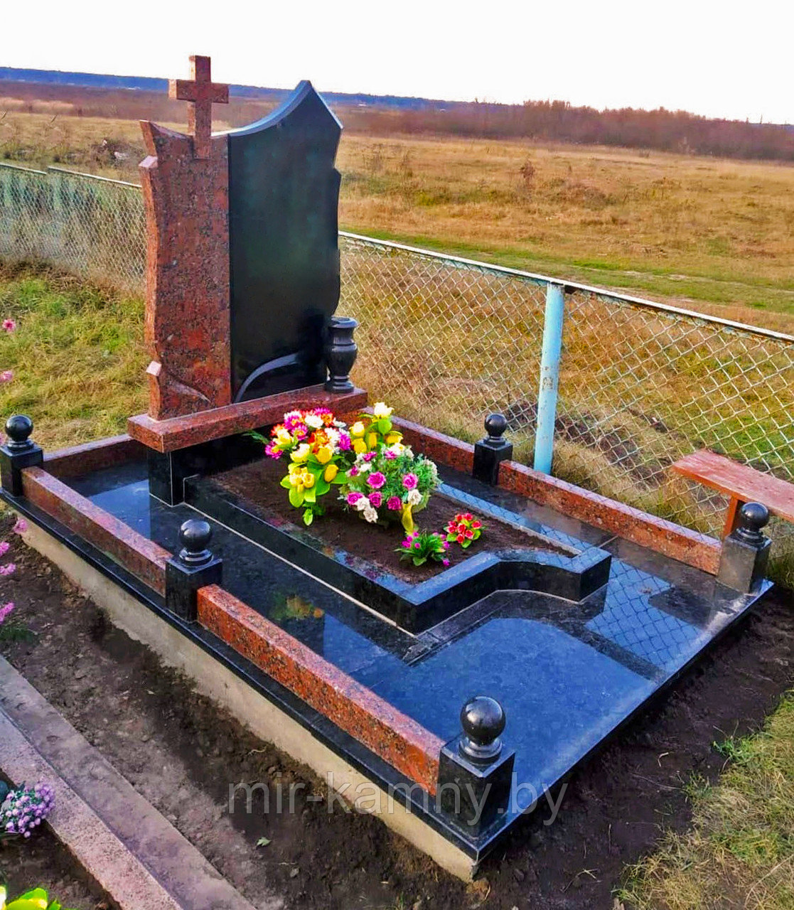 ОДИНОЧНЫЙ ГРАНИТНЫЙ ПАМЯТНИК С ЦВЕТНИКОМ И СОСТАВНЫМИ СТЕЛАМИ