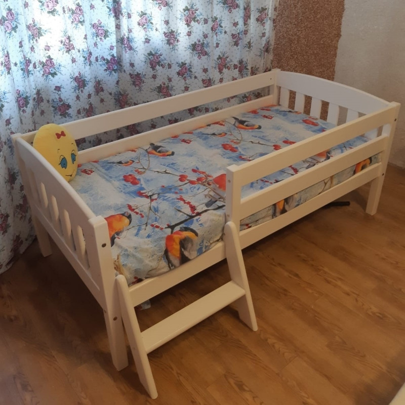Детская кровать с бортиком и лестницей "Эрни" (белый воск) - фото 2 - id-p177593071