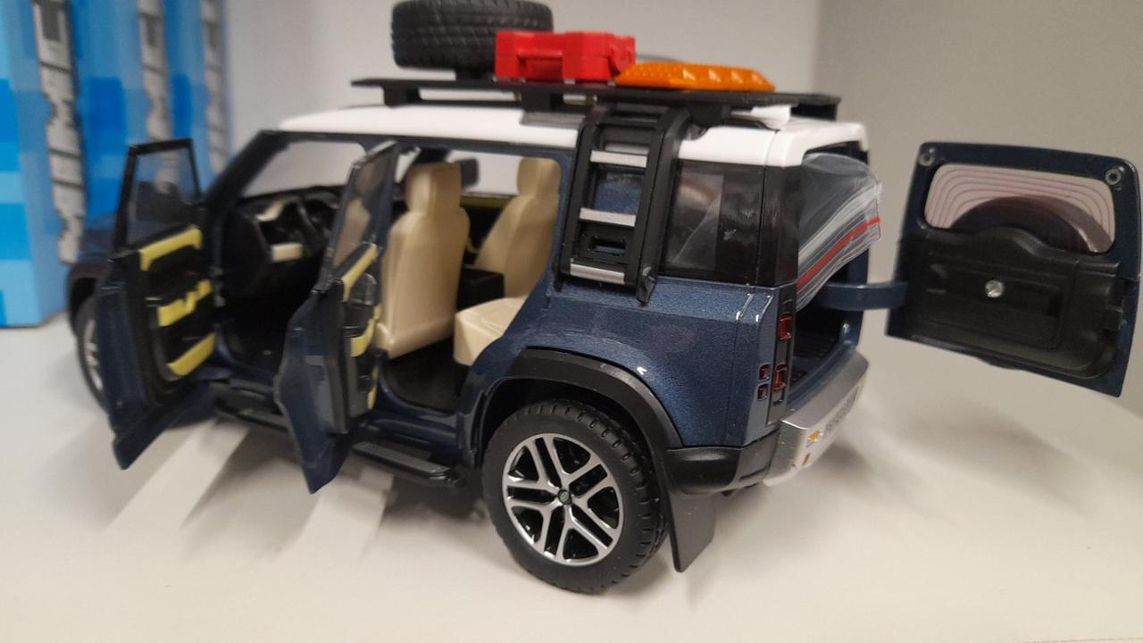 Металлическая машинка коллекционная модель Land Rover Defender 110, Range Rover, Рэндж 1:24 разные цвета 24 см - фото 5 - id-p194100358