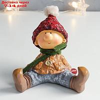Сувенир полистоун "Малыш в красной шапке и зелёном шарфике сидит" 12,5х12х12,5 см