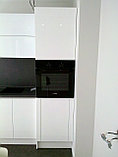 Кухня белая с чёрной скинали и столешницей, фото 3