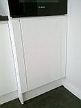 Кухня белая с чёрной скинали и столешницей, фото 5