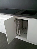 Кухня белая с чёрной скинали и столешницей, фото 6