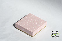 Коробка 200х200х50 Сердечки белые на розовом (крафт дно)