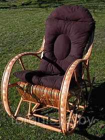 Кресло-качалка Koliber из плетеного ротанга с подушкой(светлое)
