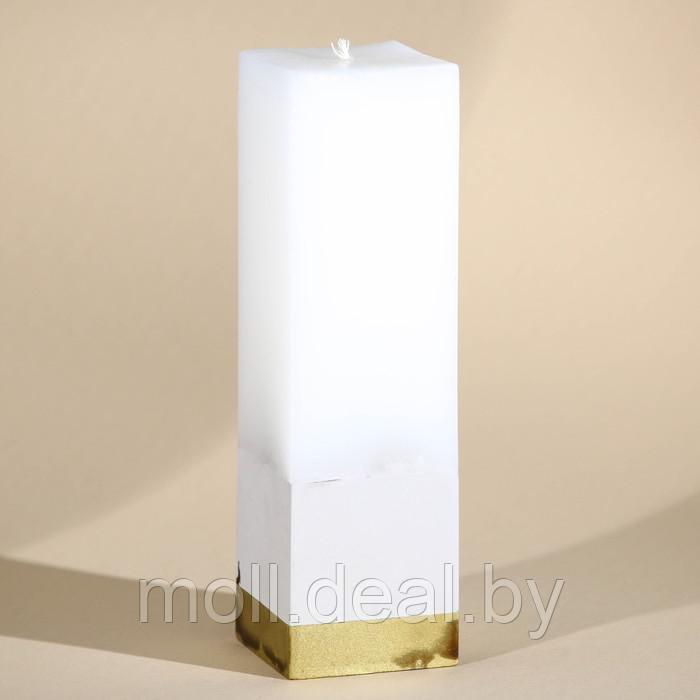Свеча интерьерная белая с бетоном, низ золото, 5 х 5 х17,5 см - фото 1 - id-p195029987