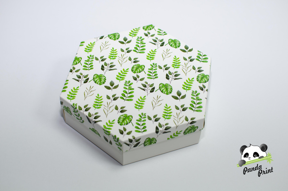 Коробка 200х200х60 шестигранная Зеленые листья (белое дно)