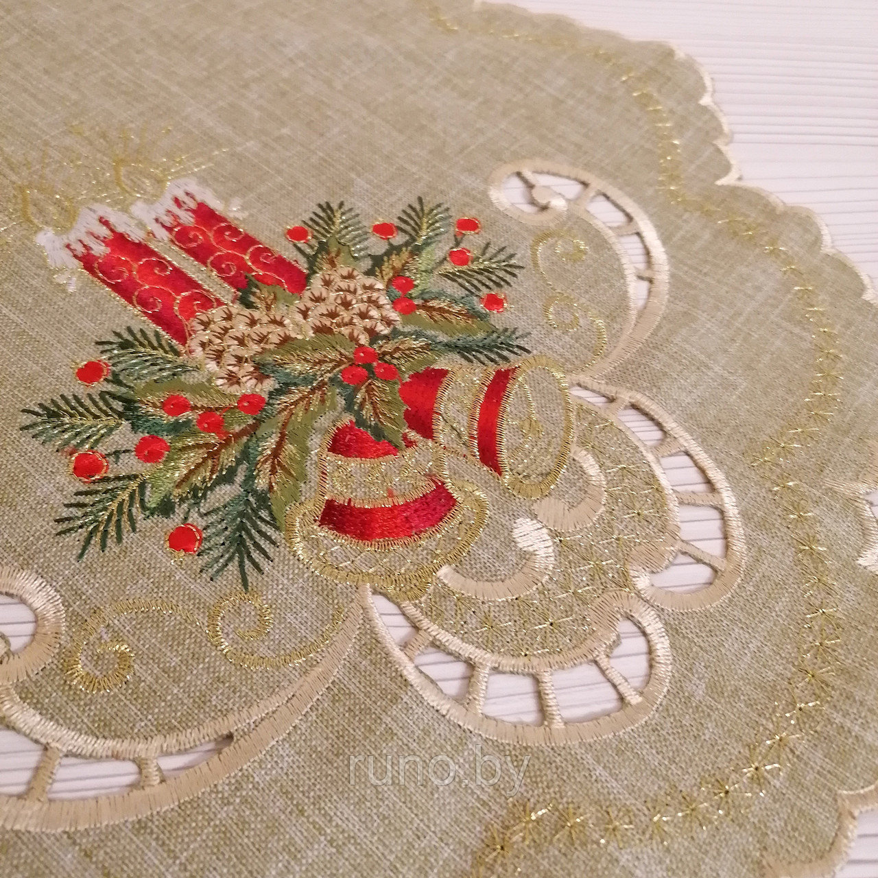 На скатерть салфетка новогодняя льняная вышитая круглая декоративная с вышивкой  "Новый Год"  d 40 см