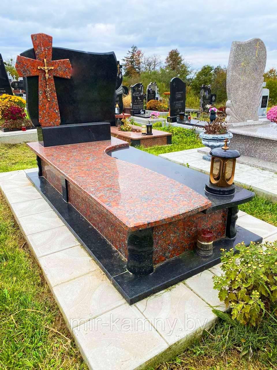 ОДИНОЧНЫЙ ПАМЯТНИК С КРЕСТОМ. ГРАНИТ КАПУСТИНСКИЙ