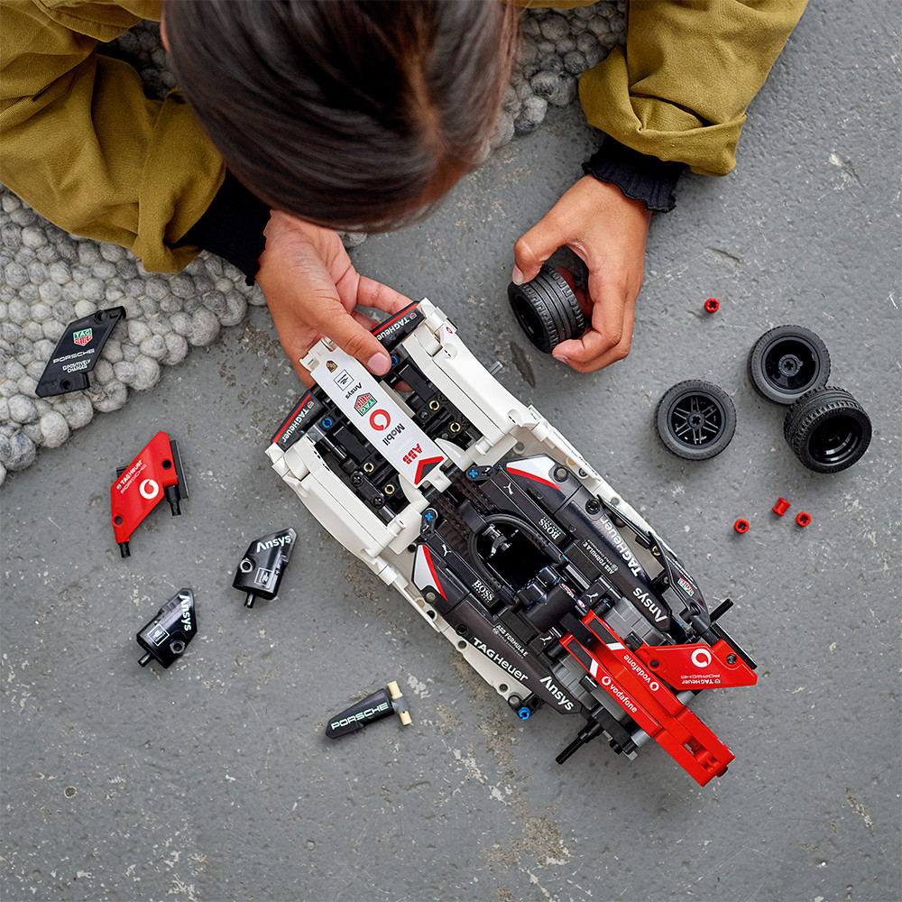 Конструктор LEGO Original Technic Technic 42137: Болид Formula E Porsche 99X Electric - фото 10 - id-p196371106