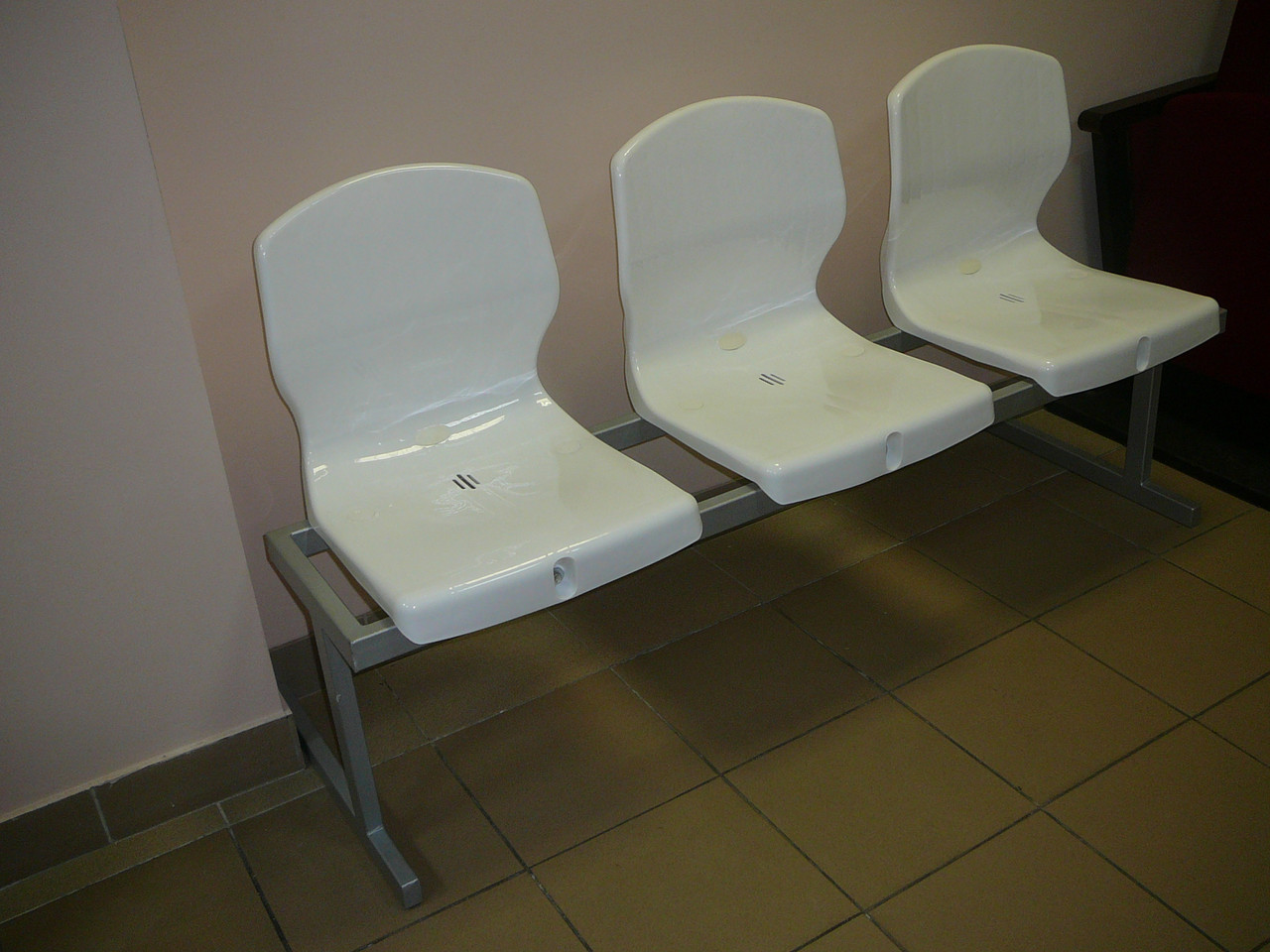 Секция трехместная с пластиковыми сидениями. - фото 3 - id-p196493091