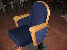 Кресло для зала с оделкой массивом бука