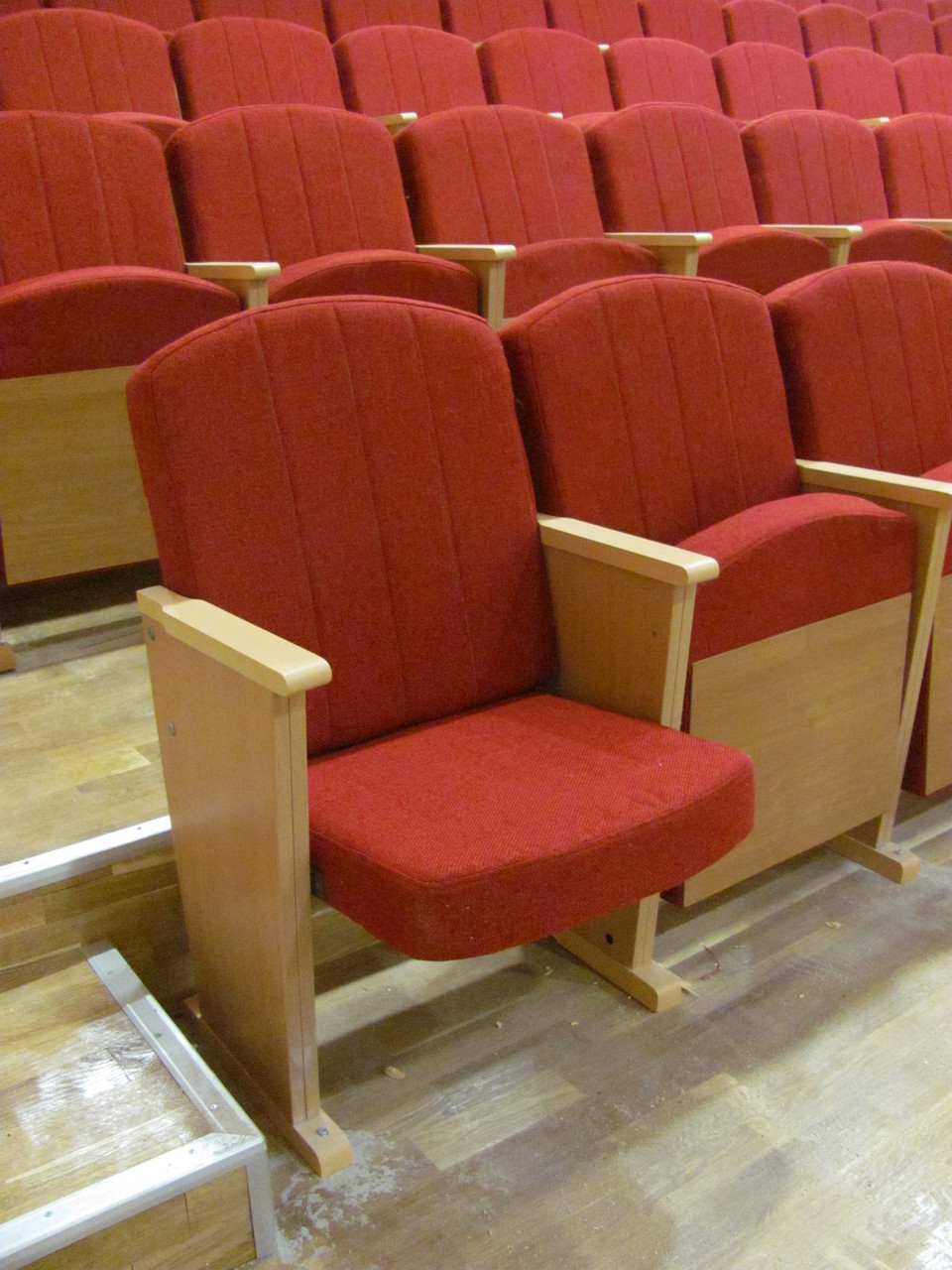 Кресло для зала с боковинами ДСП - фото 2 - id-p196493224