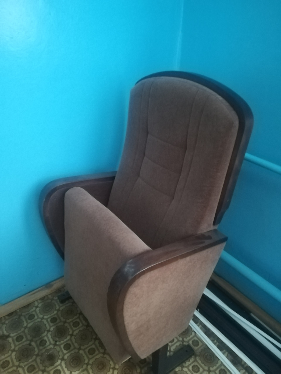 Кресло для зала с обкладкой на спинке - фото 1 - id-p196493316