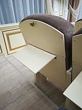 Кресло м2 с отделкой по индивидуальному заказу со столиком в спинке