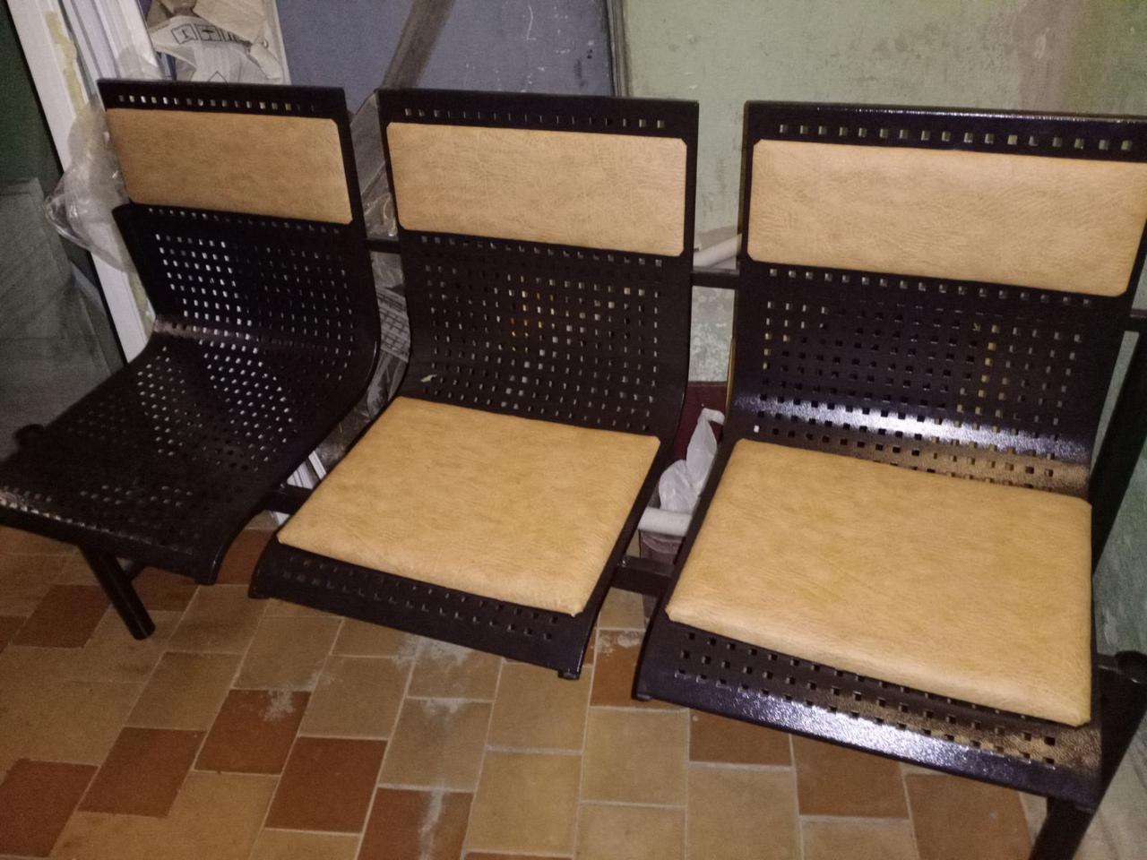 Перфорированные секционные кресла для ожидания, цельное сидение - фото 3 - id-p196493414