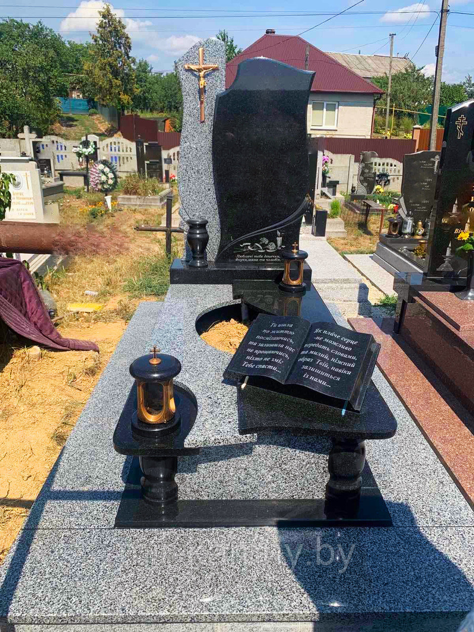 ОДИНОЧНЫЙ ПАМЯТНИК С ФИГУРНЫМИ ПЛИТАМИ. ГРАНИТ ПОКОСТОВСКИЙ.