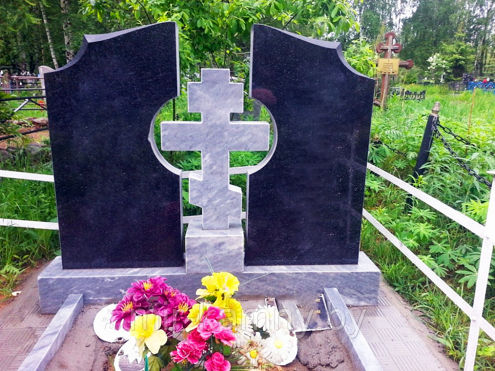 ПАМЯТНИК НА ДВОИХ С ГРАНИТНЫМ КРЕСТОМ В ЦЕНТРЕ