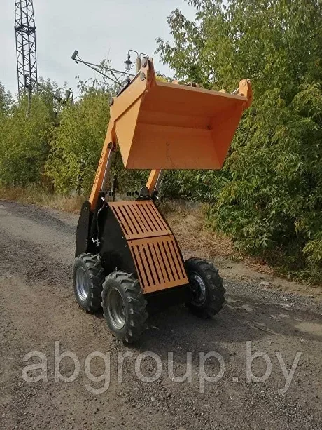 Фронтальный мини погрузчик "Лыткаринец П300"