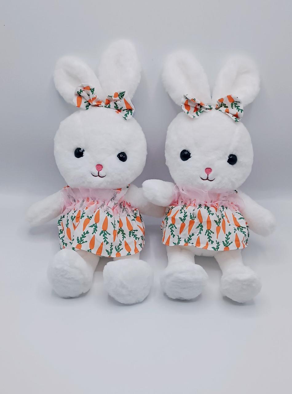 Мягкая игрушка милый белоснежный Зайка в платье с морковками