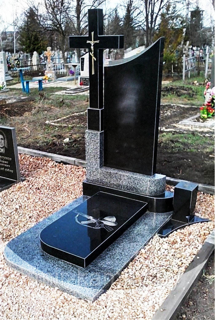 ОДИНОЧНЫЙ ПАМЯТНИК ИЗ СЕРОГО И ЧЁРНОГО ГРАНИТА С КРЕСТОМ