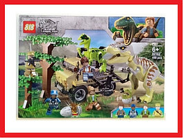 82162 Конструктор Атака Тираннозавра и Раптора: Мир Юрского периода, аналог Lego Jurassic world, 450 деталей