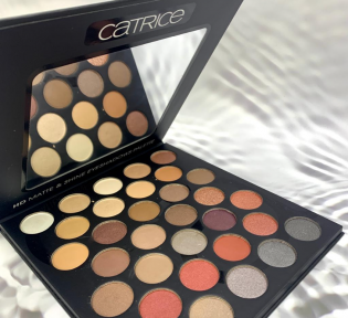 Палетка теней Catrice Cosmetics Chocolate NUDES HD Matte Shine Eyeshadows Pallete 32 оттенка ESCT-01 с - фото 1 - id-p198689379