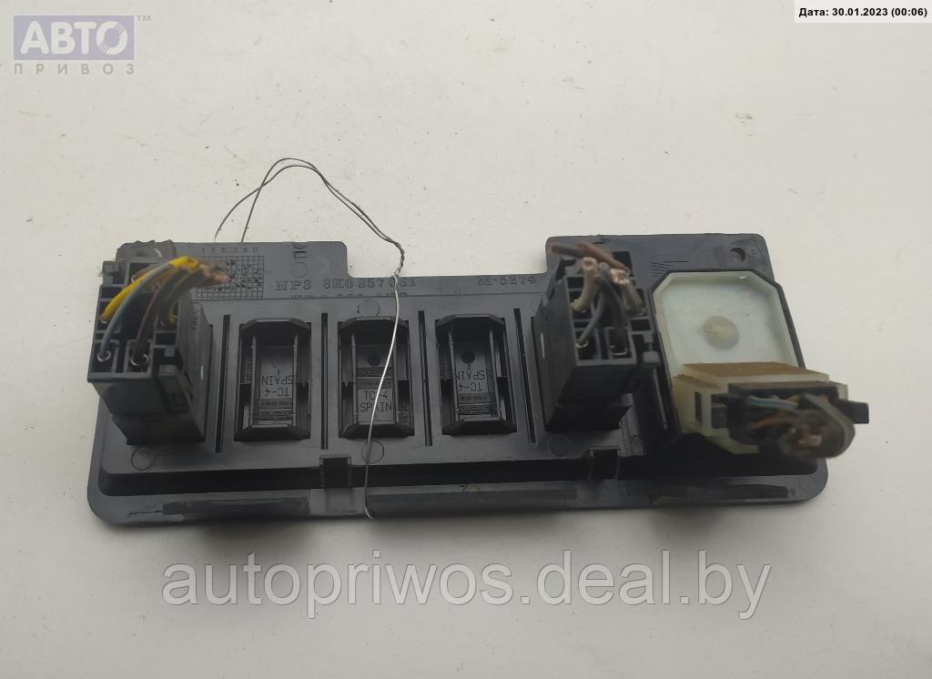 Кнопка стеклоподъемника переднего левого Volkswagen Polo (1994-1999) - фото 2 - id-p198780467
