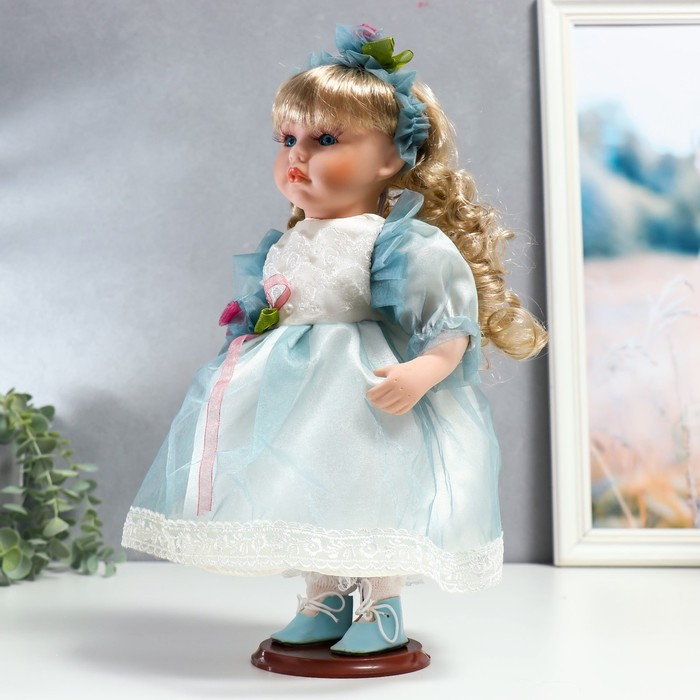 Кукла коллекционная керамика "Флора в бело-голубом платье и лентой на голове" 30 см - фото 3 - id-p199411291