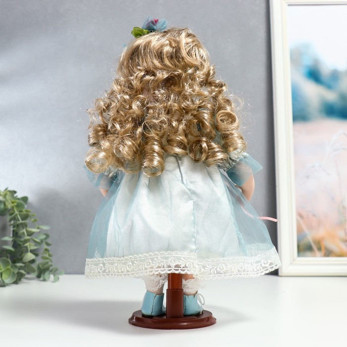 Кукла коллекционная керамика "Флора в бело-голубом платье и лентой на голове" 30 см - фото 4 - id-p199411291