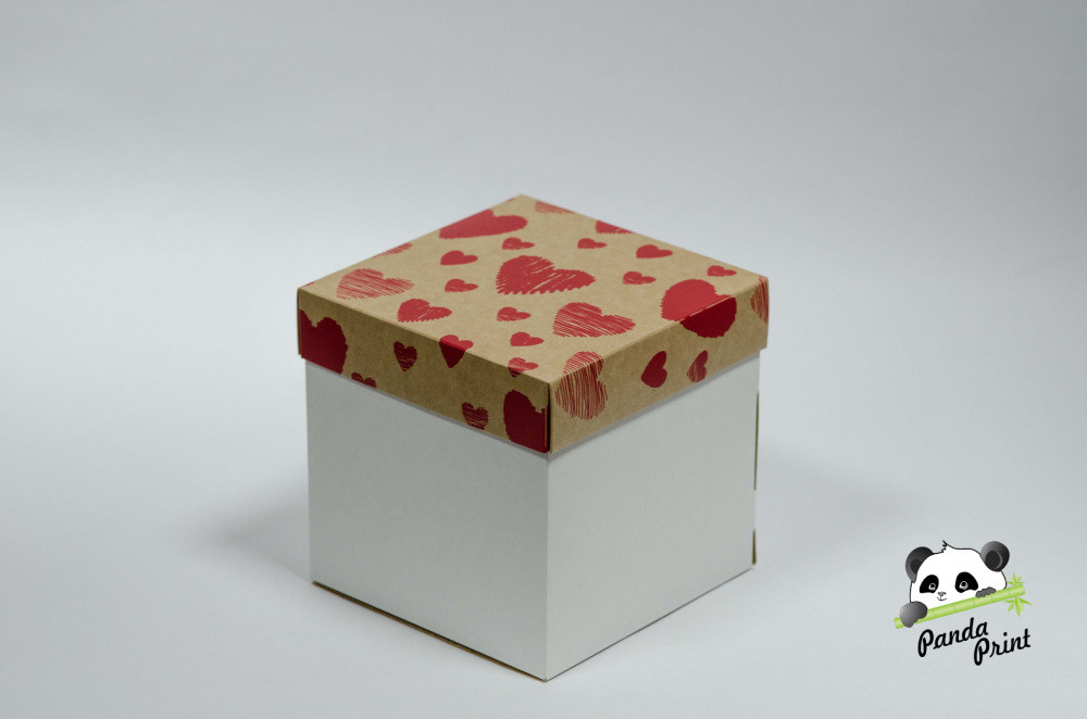Коробка 150х150х150 Сердечки красные на крафте (белое дно)