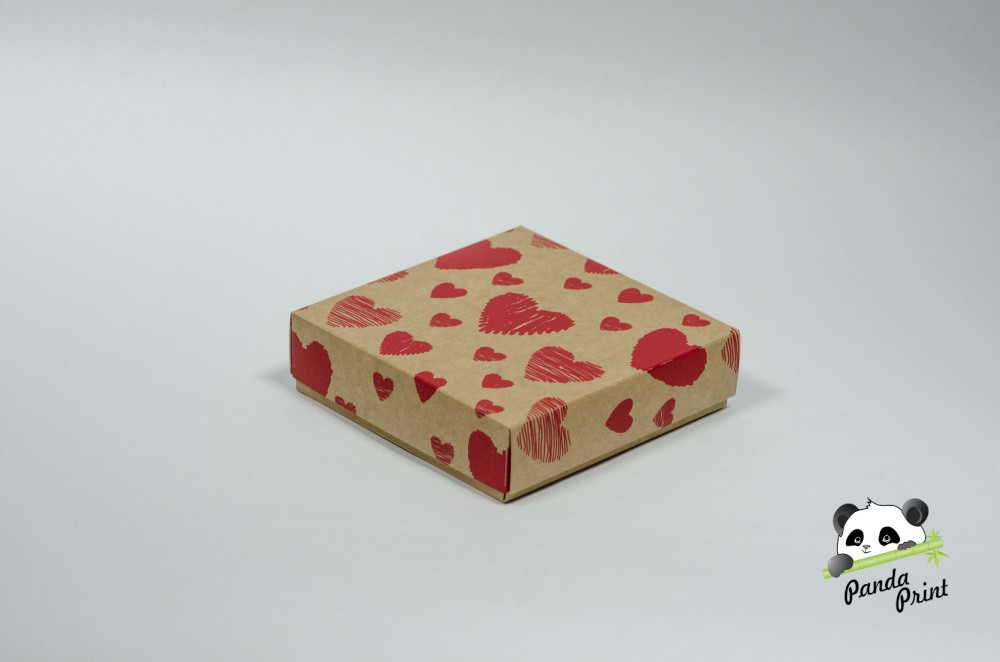 Коробка 150х150х40 Сердечки красные на крафте (крафт дно)