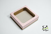 Коробка с прозрачным окном 200х200х50 Сердечки белые на розовом (крафт дно)