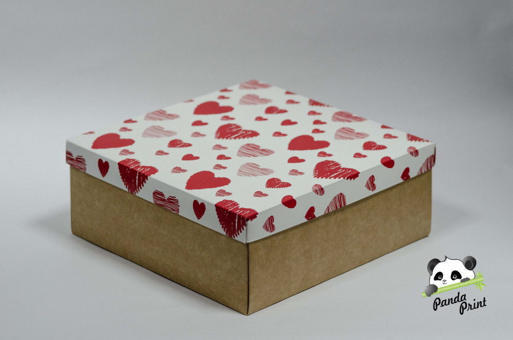 Коробка 200х200х80 Сердечки красные на белом (крафт дно)