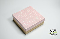 Коробка 200х200х80 Сердечки белые на розовом (крафт дно)