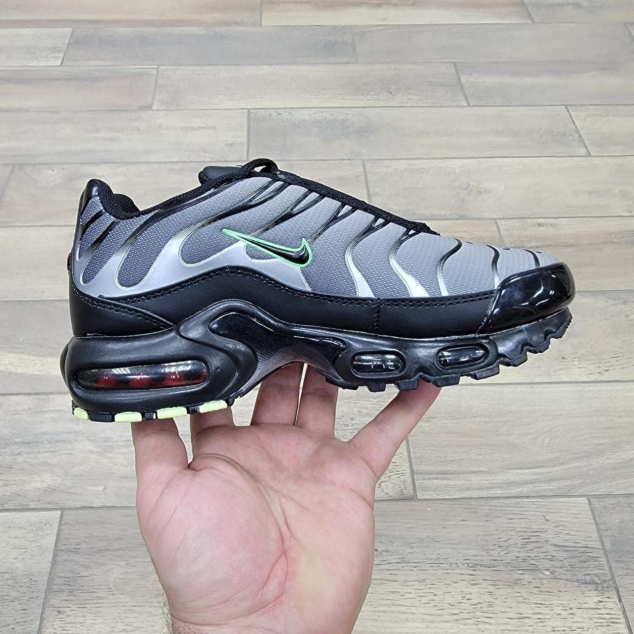 Кроссовки WMNS Nike Air Max Plus Tn Gray Black Green - фото 2 - id-p199767538