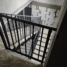 Лестница на двойном косоуре с ограждением лофт и  временными ступенями из сосны  1