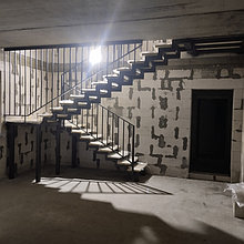 Лестница на двойном косоуре с ограждением лофт и  временными ступенями из сосны  4