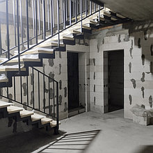 Лестница на двойном косоуре с ограждением лофт и  временными ступенями из сосны  5